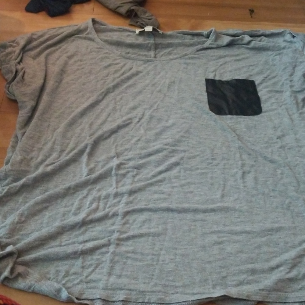 Gray t-shirt with black pocket